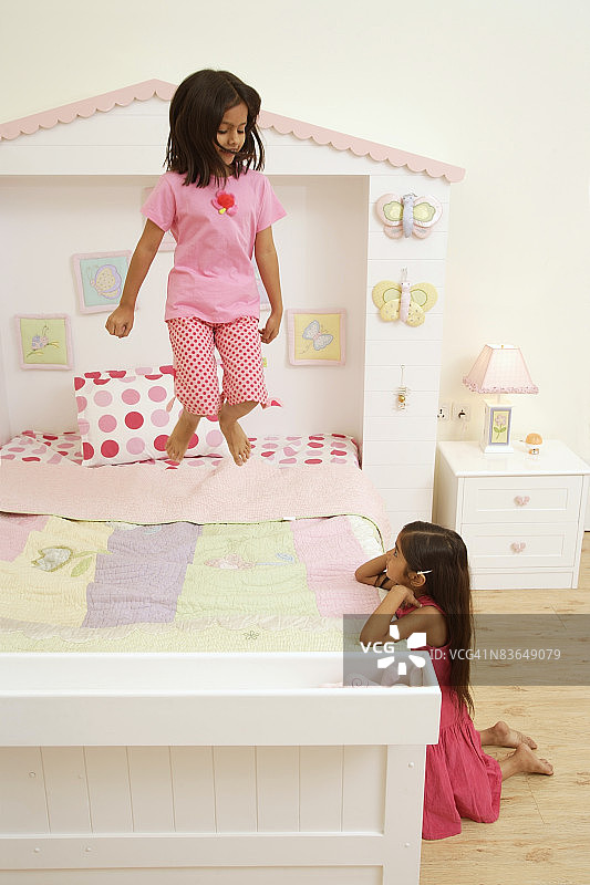 小女孩们在卧室里玩耍图片素材
