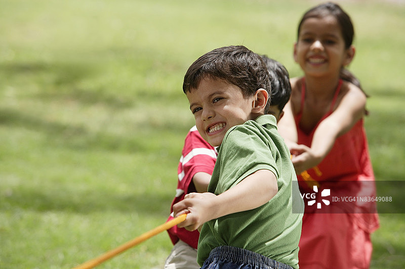 儿童拔河比赛图片素材