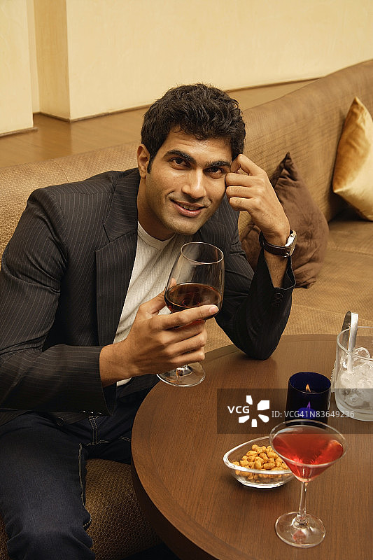男人在桌旁品尝葡萄酒图片素材