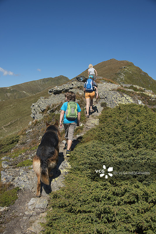 在罗马尼亚特兰西瓦尼亚山区徒步的家庭图片素材