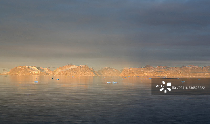 黎明时的巴芬岛图片素材