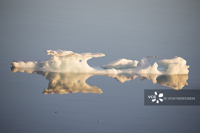 黎明时分的冰山图片素材