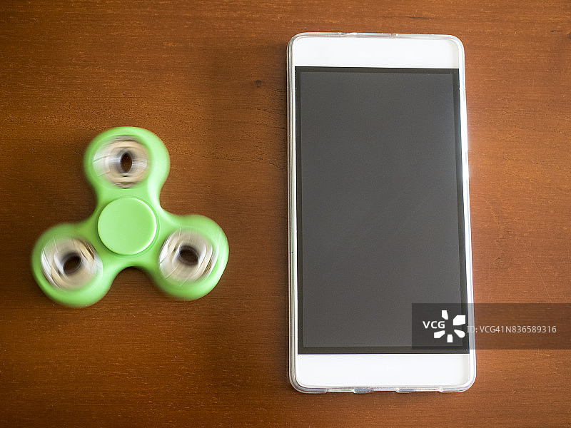 带有指尖陀螺玩具的手机（西班牙）图片素材