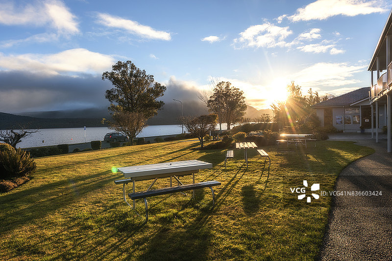 蒂阿瑙湖湖畔图片素材