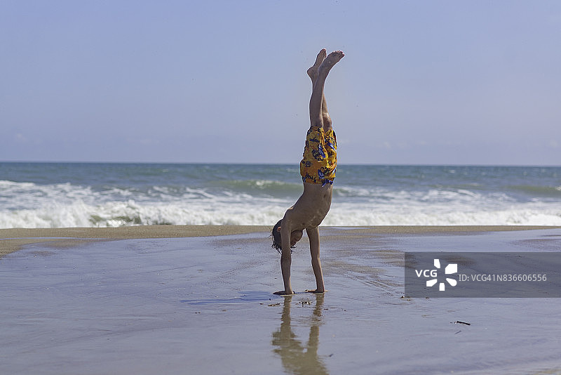 男孩在沙滩上玩耍图片素材