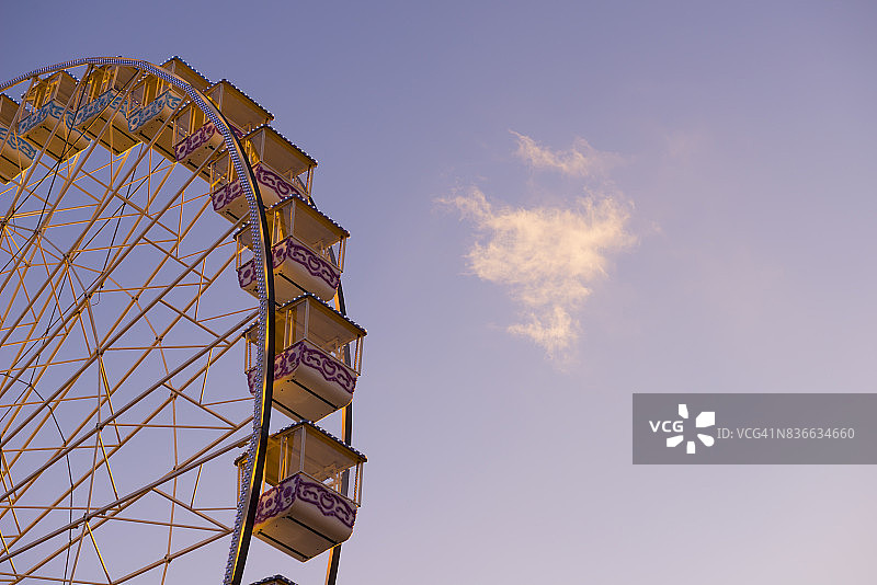 多云天空下的摩天轮图片素材