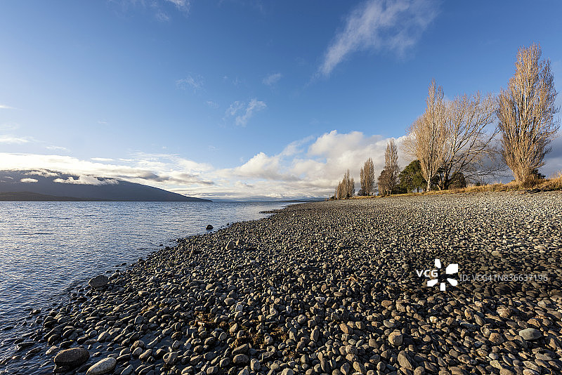蒂阿瑙湖湖畔图片素材