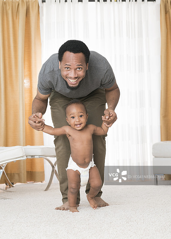 父亲和宝宝学习走路图片素材