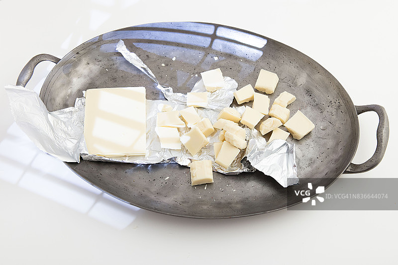 铝箔包装的白巧克力图片素材