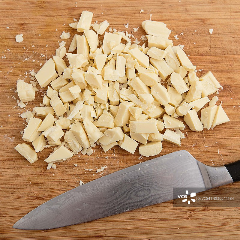 木制砧板上的碎白巧克力图片素材