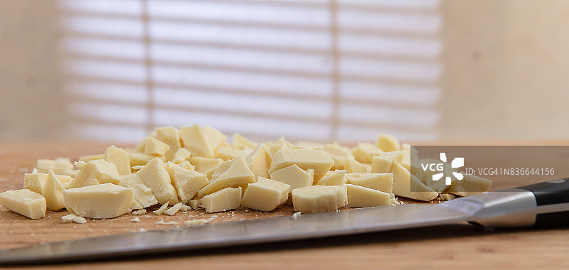 木制砧板上的碎白巧克力图片素材