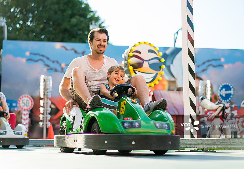 父子乘坐玩具车图片素材