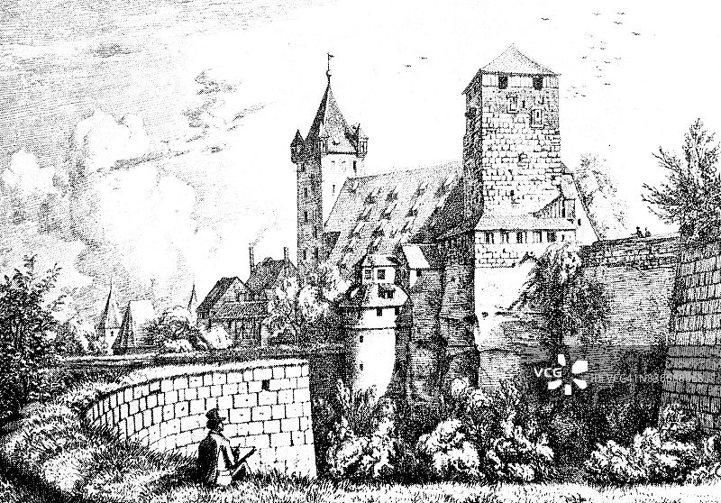 男人坐在墙上看着纽伦堡市图片素材