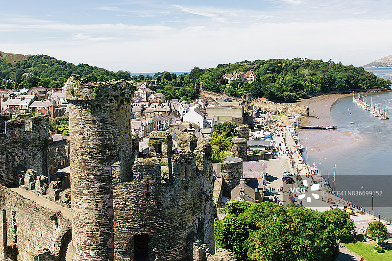 英国威尔士康威海滨和康威城堡塔楼图片素材