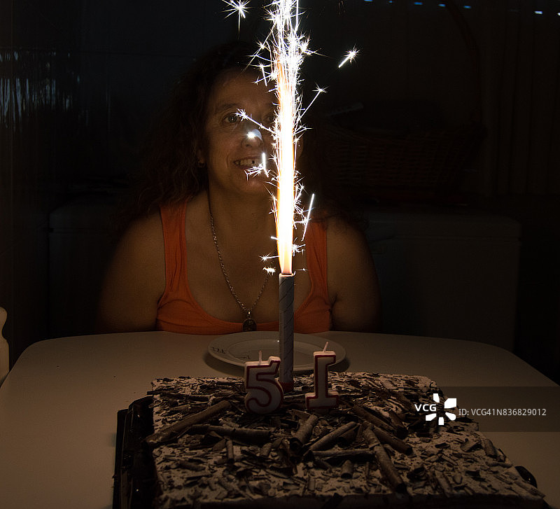 女子燃放烟花庆祝生日图片素材
