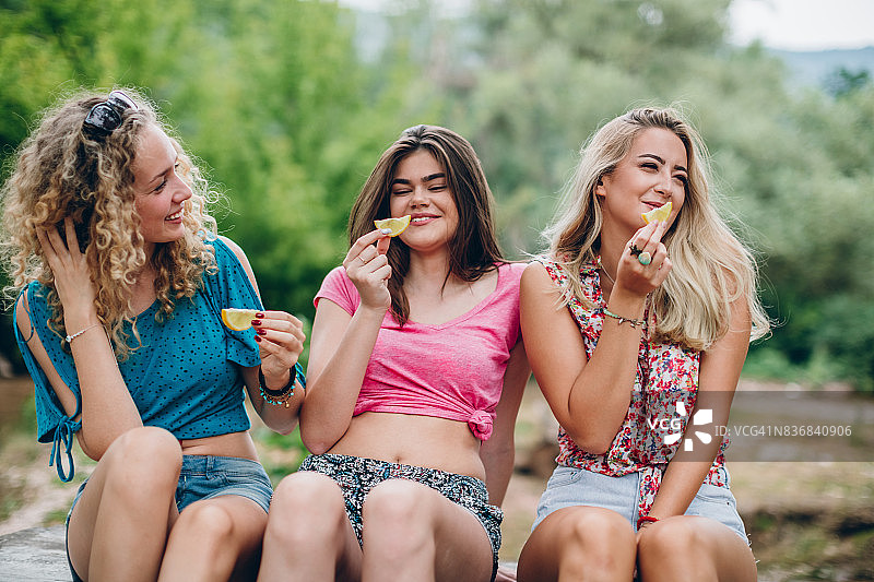 他的品味是酸涩的图片素材