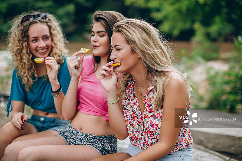 他的品味是酸涩的图片素材