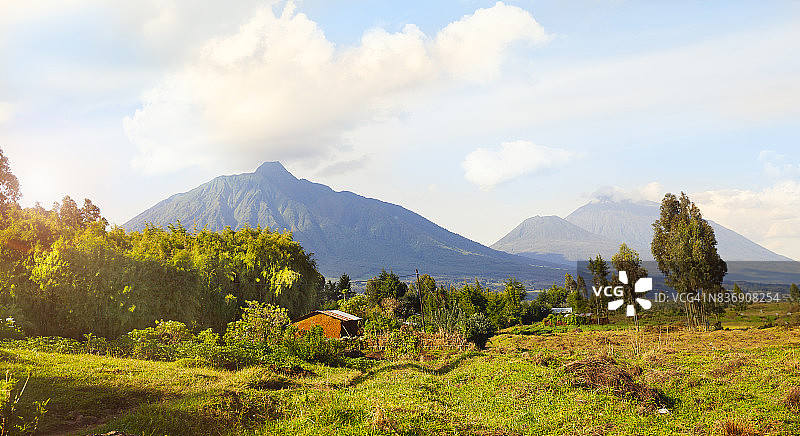 卢旺达境内的维龙加山脉和火山图片素材