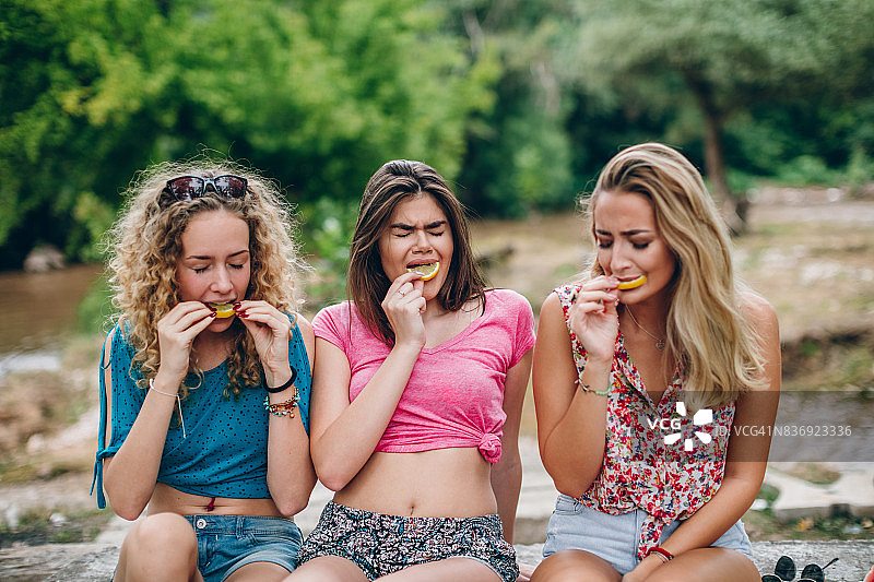他的品味是酸涩的图片素材