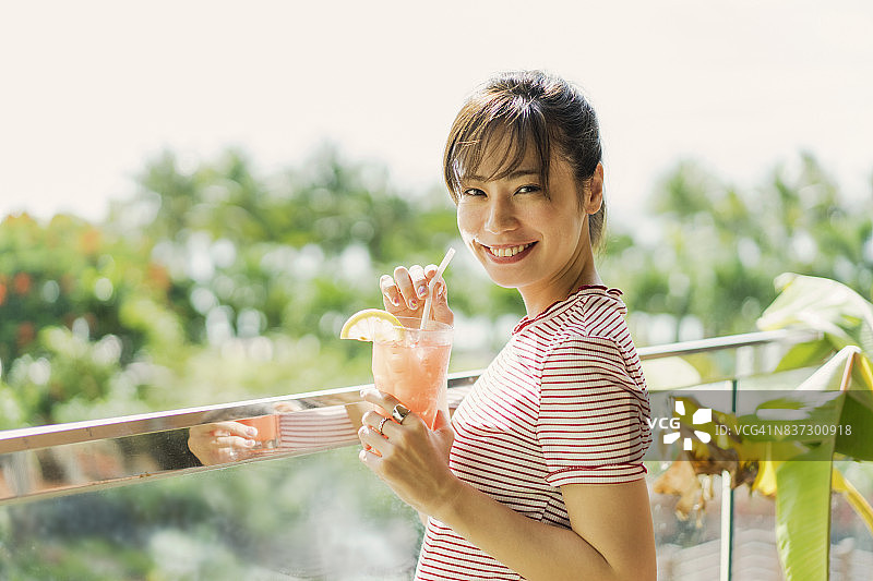 女人在关岛饮用热带果汁图片素材