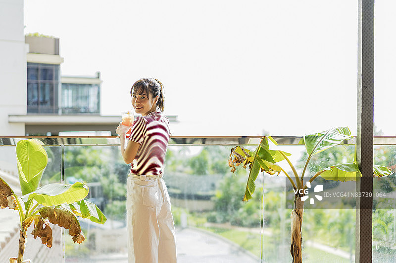 女人在关岛饮用热带果汁图片素材