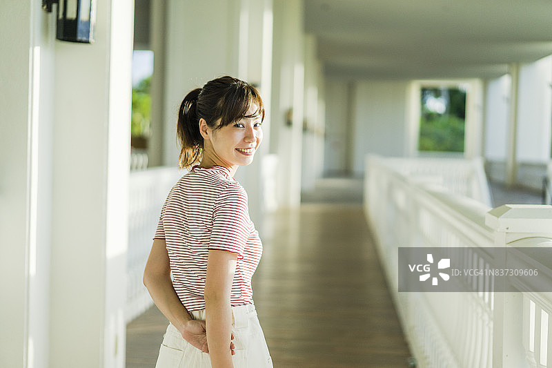 成年女性在关岛酒店阳台放松图片素材