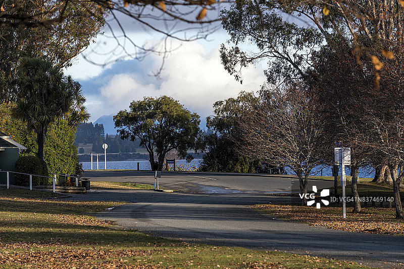 蒂阿瑙湖湖畔图片素材
