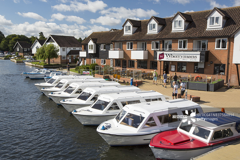 英国诺福克布罗兹的游船图片素材