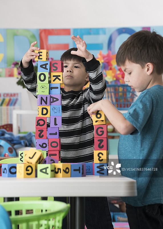 在教室里玩积木的学龄前儿童图片素材