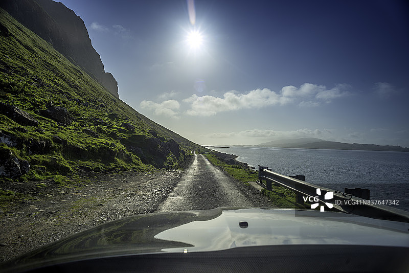 苏格兰马尔岛B8035沿海公路上的汽车图片素材