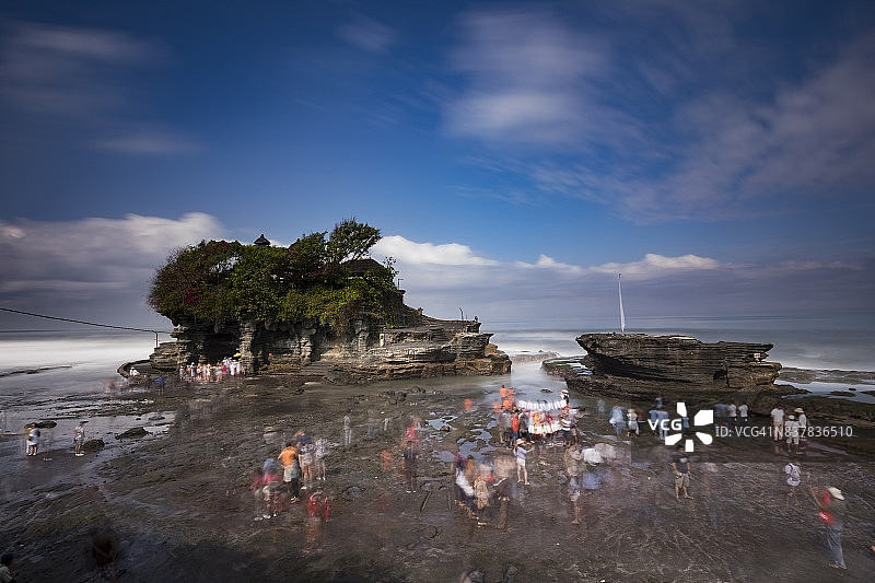 巴厘岛海神庙与大众旅游图片素材