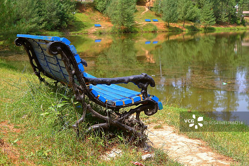 班卓萨湖的长椅图片素材