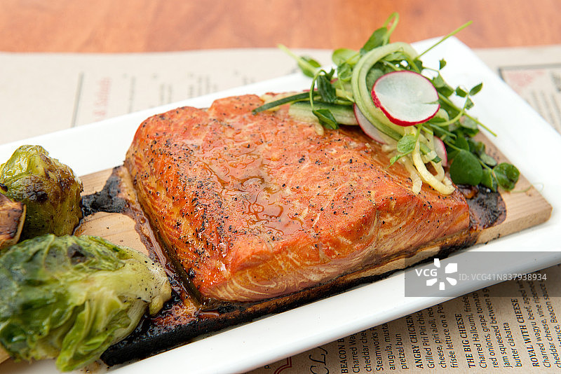 雪松木板烤三文鱼，位于加拿大BC省惠斯勒灯塔酒吧。图片素材