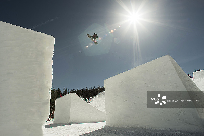 单板滑雪女运动员空中腾飞图片素材