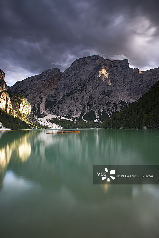 意大利布莱埃斯湖日落云景图片素材