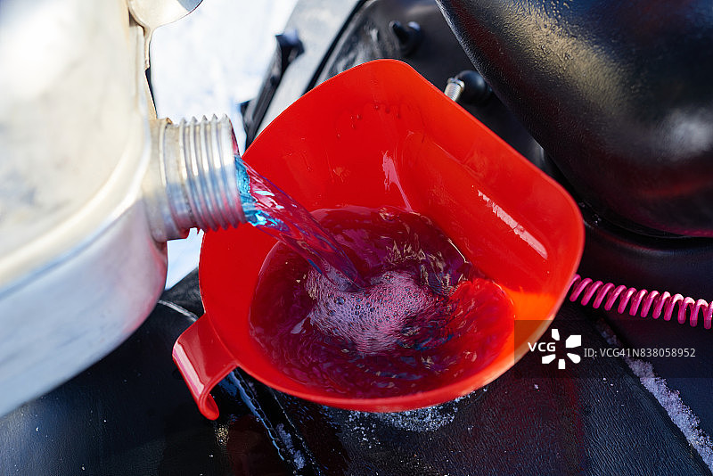 通过漏斗过滤器给车辆加油图片素材