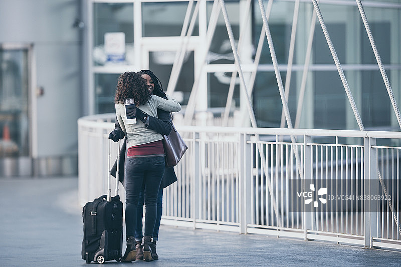 在机场迎接朋友的年轻女性图片素材