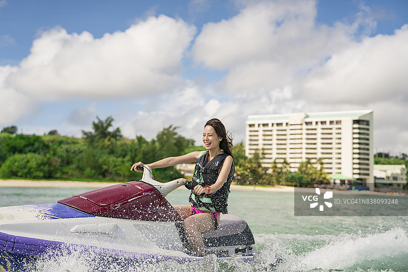 在关岛享受水上摩托艇的女人图片素材