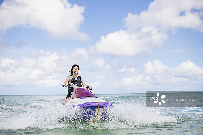 在关岛享受水上摩托艇的女人图片素材