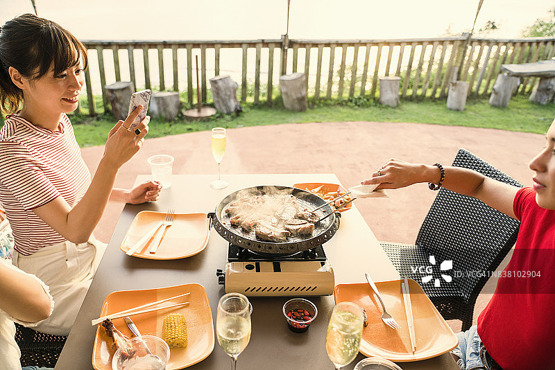 日本女人在关岛度假酒店和朋友享受美食图片素材