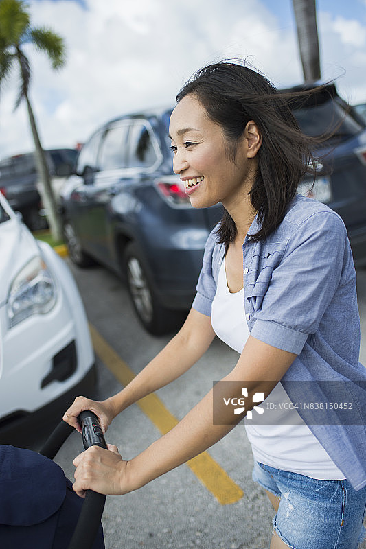 全家在购物中心购物图片素材