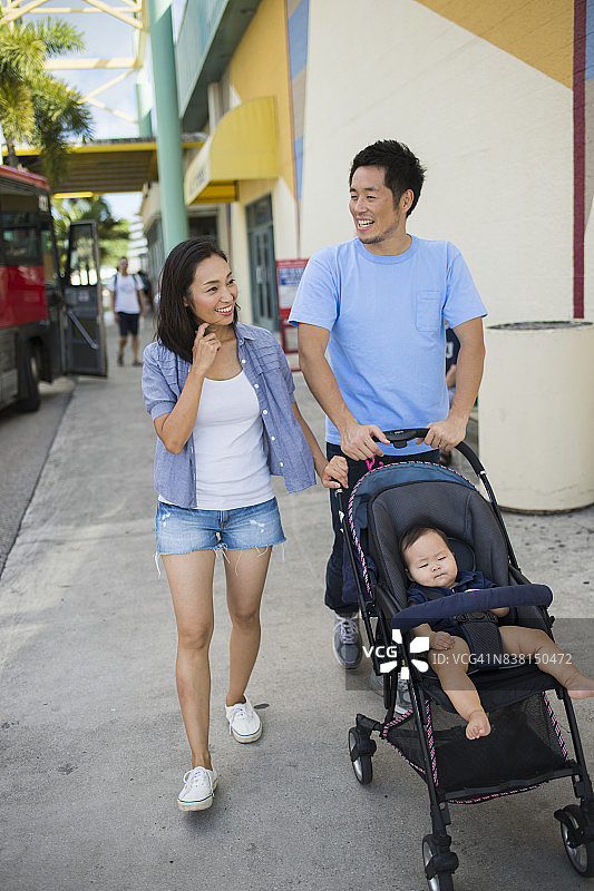 全家在购物中心购物图片素材