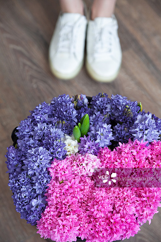 明亮的花束和裁剪的脚图片素材