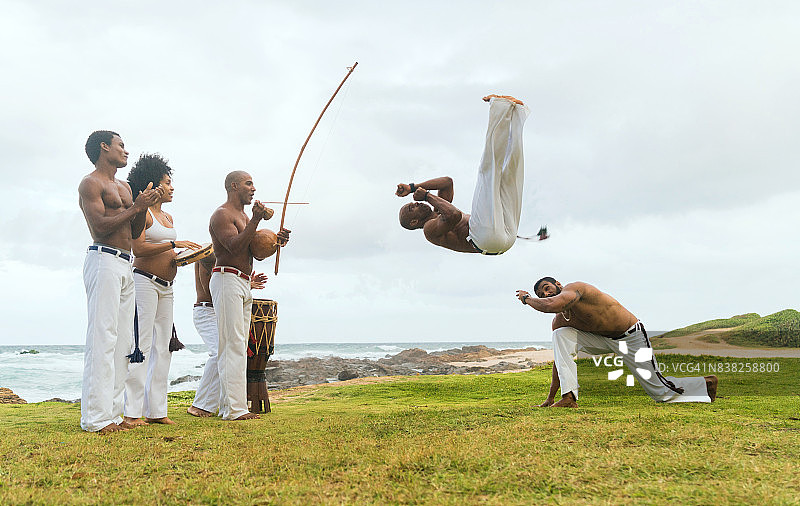 巴西萨尔瓦多的巴西卡波耶拉战士图片素材