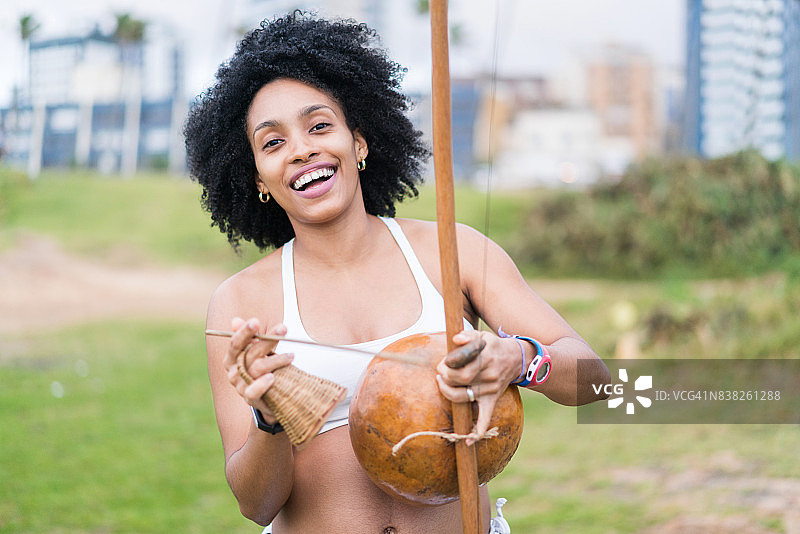 在巴西萨尔瓦多演奏Berimbau的巴西卡波耶拉女战士图片素材