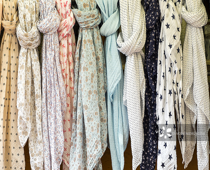 西班牙加泰罗尼亚贝古尔街头市场：彩色围巾全画幅照片图片素材