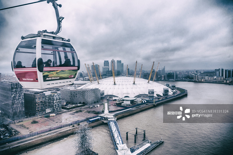 伦敦缆车、泰晤士河、千禧巨蛋和金丝雀码头图片素材
