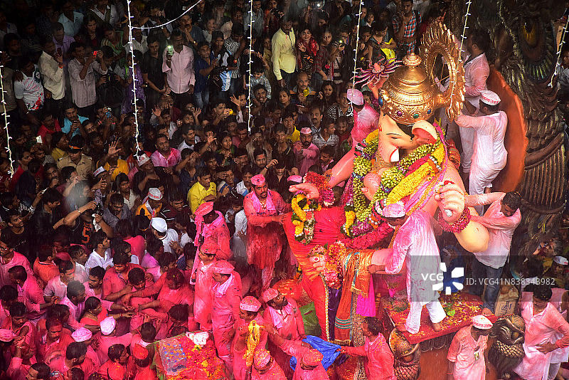 信徒们抬着象头神偶像进行浸礼图片素材