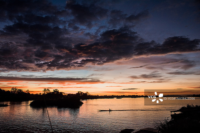 在老挝乡村钓鱼一天后回家图片素材
