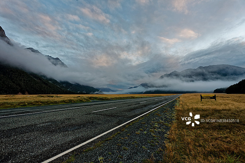 峡湾国家公园中的埃格林顿山谷图片素材